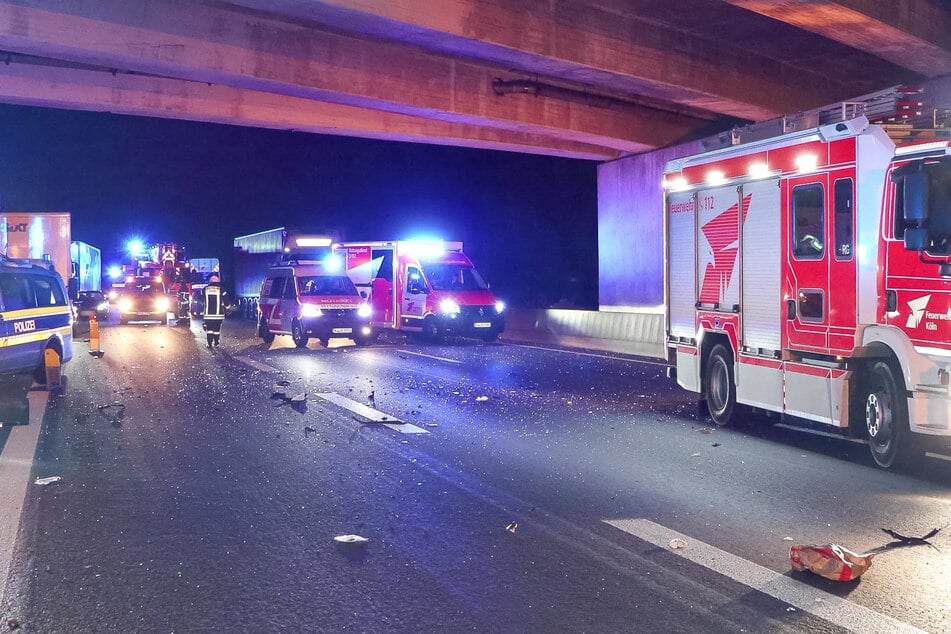 Die A57 blieb für die Unfallaufnahme mehrere Stunden teilweise gesperrt.