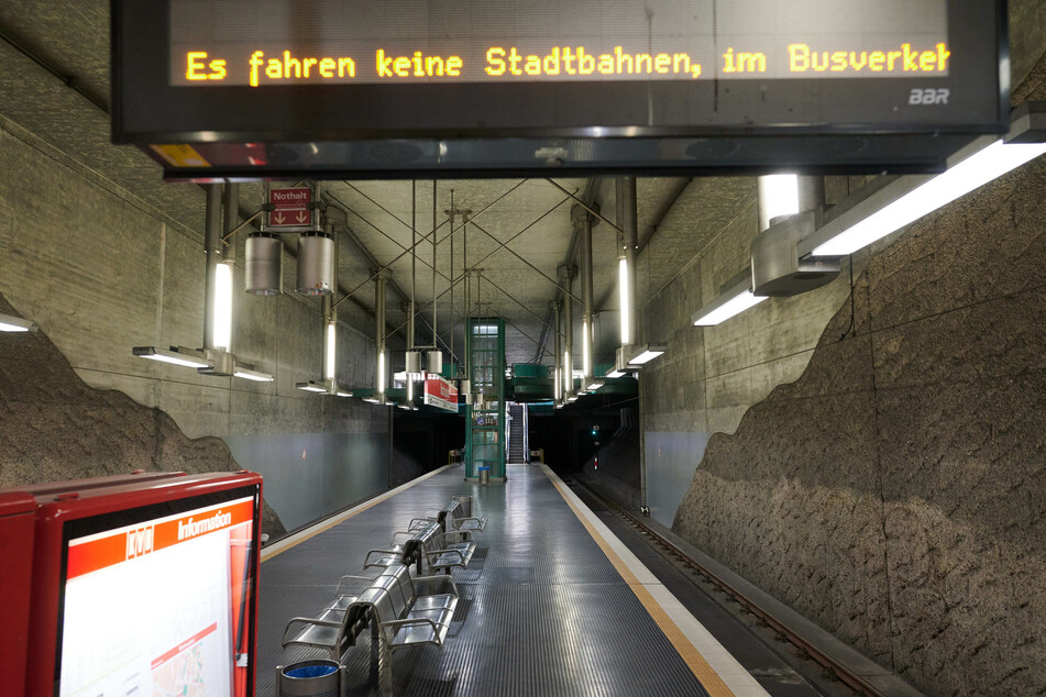 Foto vom letzten Streik. Eine Leuchttafel weist in einer U-Bahnstation der Kölner Verkehrsbetriebe (KVB) auf einen Streik hin.