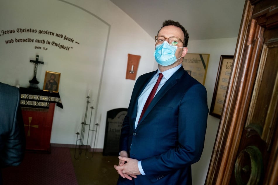 Jens Spahn (CDU), Bundesminister für Gesundheit, steht mit einem Mund-Nasenschutz in einer Kapelle der Pflegeeinrichtung St. Elisabeth Stift im Berliner Stadtteil Prenzlauer Berg.