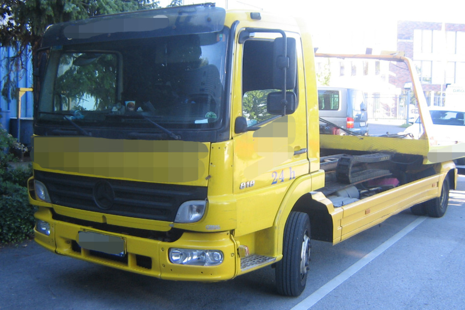 Der Abschleppwagen wurde von der Polizei aus dem Verkehr gezogen.