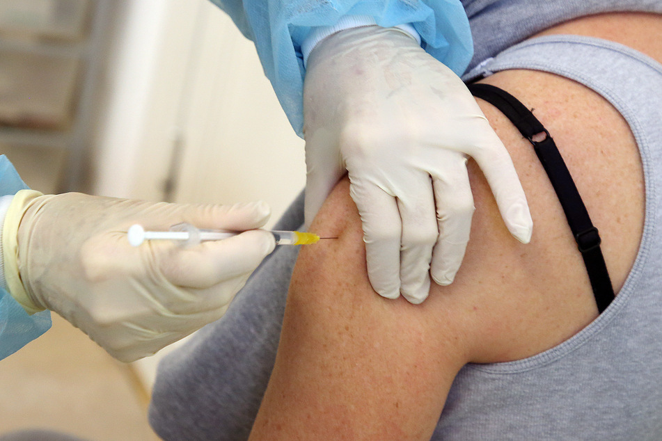 Die Impfung ist wichtig für einen wirksamen Schutz vor der ansteckenderen Virusvariante Omikron.
