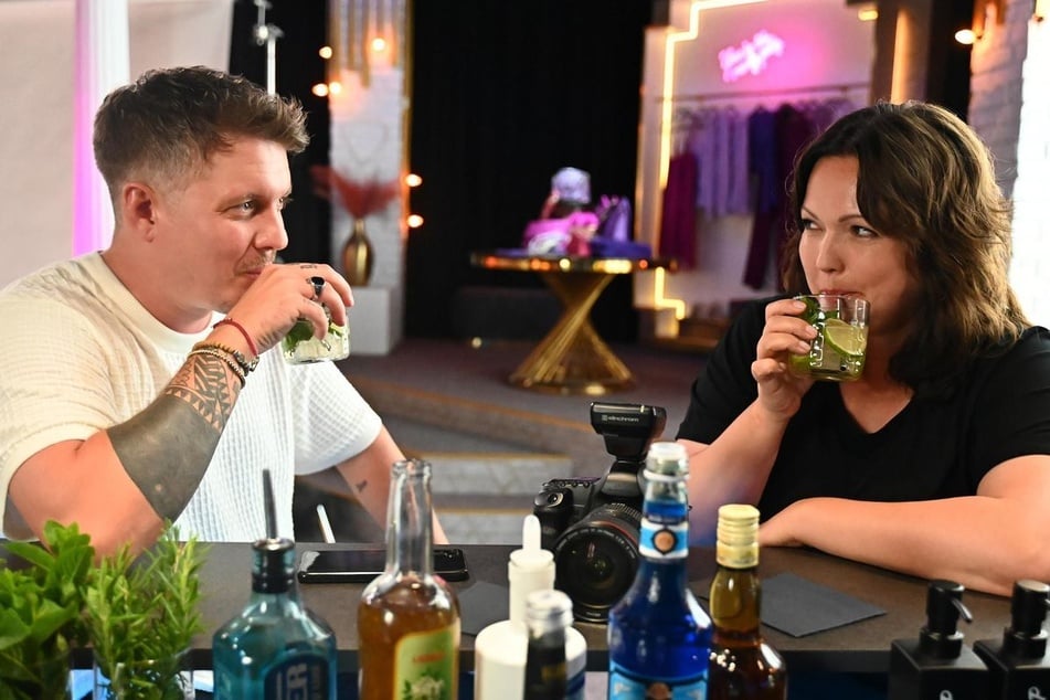 Hanna (Sarah Victoria Schalow) zieht bei "Alles was zählt" mit ihren Barkeeper-Skills die Aufmerksamkeit von Bastian (Gustav Masurek) auf sich.
