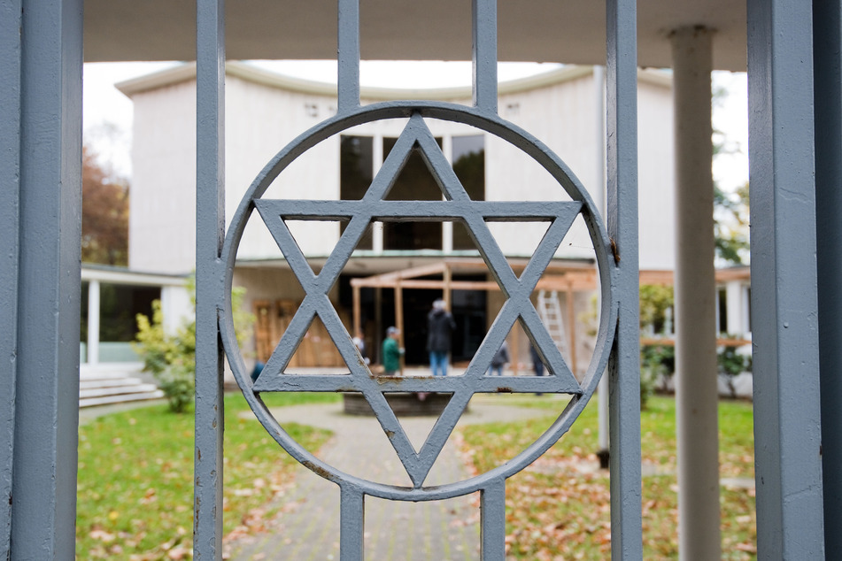 Ein Davidstern ist am Metallzaun am Eingang zur Synagoge der Jüdischen Gemeinde Hannover in der Haeckelstraße zu sehen.