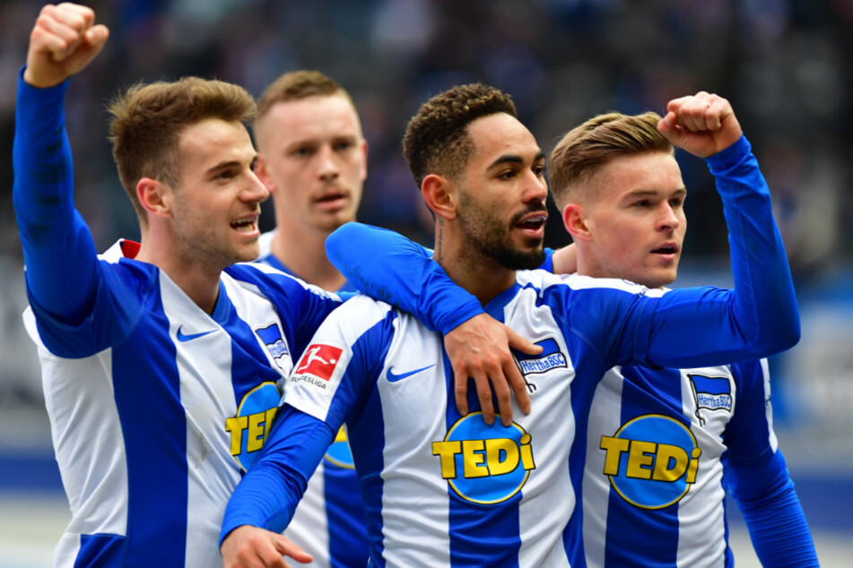 Matheus Cunha (m) bejubelt mit Lukas Klünter (l) und Maximilian Mittelstädt seinen Treffer zum 2:2.