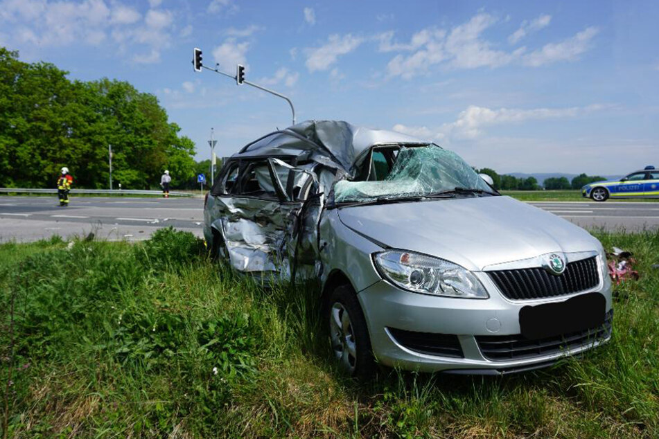 Lastwagen rammt Auto: Beifahrer (62) stirbt bei Crash