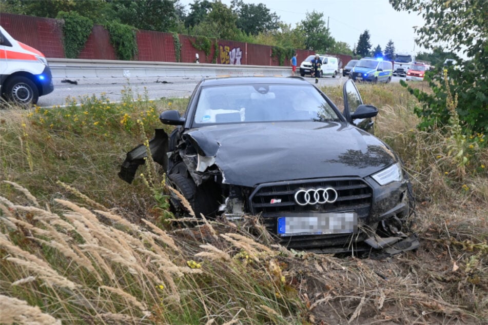 Der Audi wurde bei dem Unfall stark beschädigt.