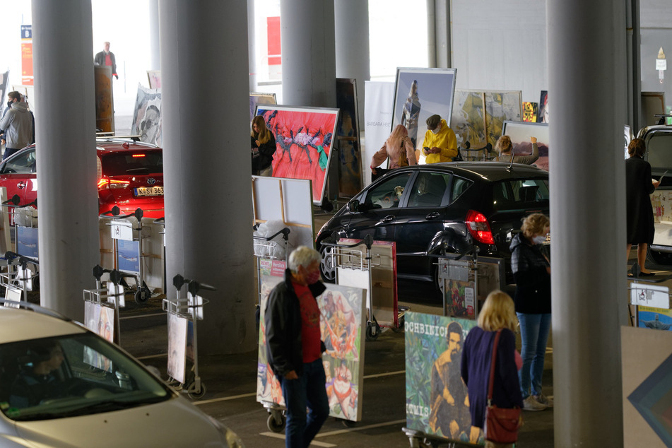 Autos und Besucher bewegen sich durch das Parkhaus P1 des Flughafen Köln-Bonn, in dem an diesem Wochenende Kunstwerke ausgestellt sind.