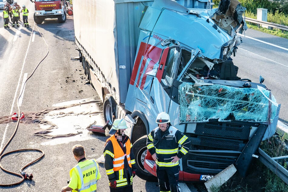 Schwerer Unfall auf der A70 bei Eltmann in Unterfranken: Das Führerhaus eines Sattelzugs wurde regelrecht zertrümmert.
