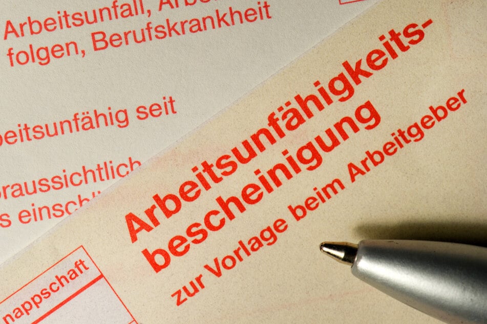 Eine Arbeitsunfähigkeitsbescheinigung zur Vorlage beim Arbeitgeber (Archivbild).