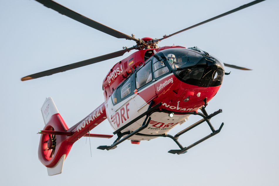 Ein Rettungshubschrauber brachte den jungen Mann in ein Krankenhaus. (Symbolbild)