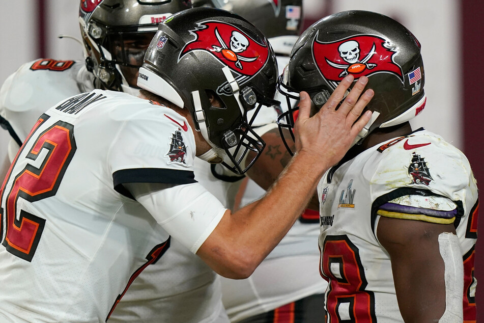 Quarterback Tom Brady (l.) und Leonard Fournette feiern den dritten Touchdown des Spiels.