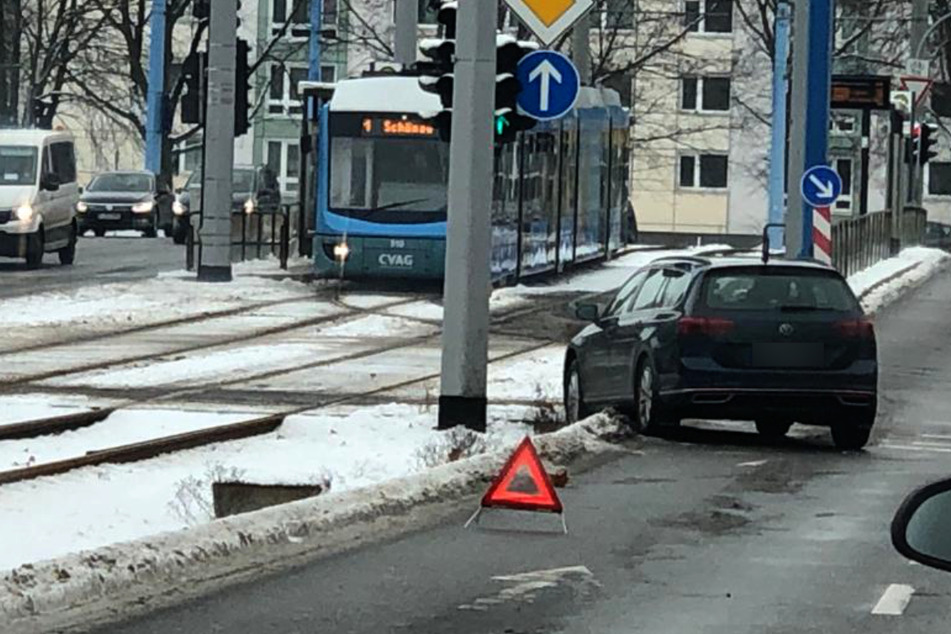Chemnitz: VW-Fahrer weicht Rettungswagen aus und landet im Gleisbett