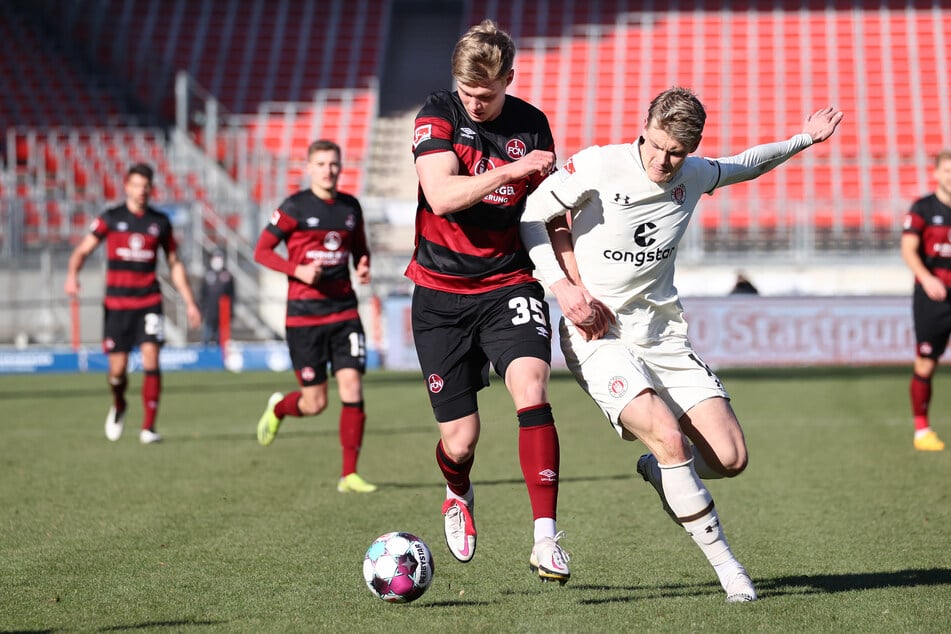 Der FC St. Pauli hat den schwedischen Mittelfeldspieler Eric Smith (24, r.) langfristig an sich gebunden. (Archivfoto)