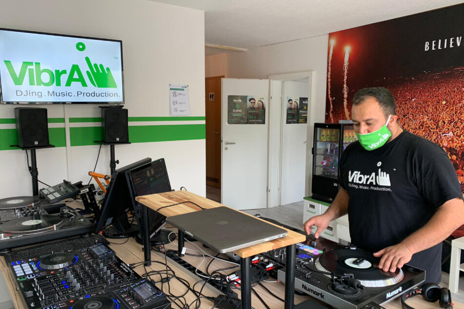 Schulleiter Haby Kusha an den Turntables. Die VibrA, Leipzigs einzige DJ-Schule, bietet alles an Equipment, was man als angehender DJ und/oder Produzent braucht, sagt er.