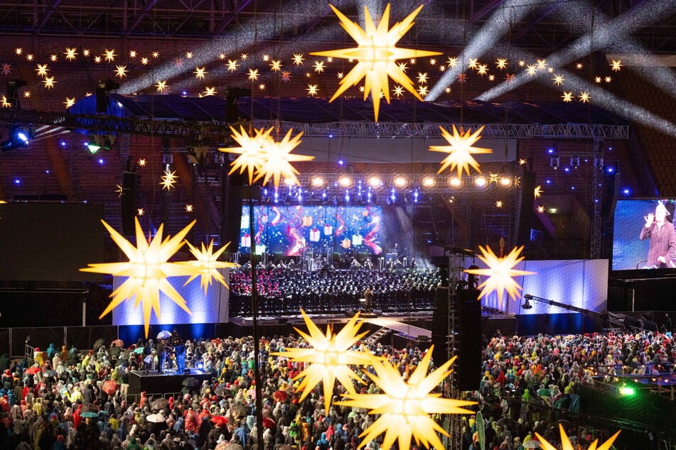Beim Adventskonzert singen Stars unter mehr als 200 Sternen im Harbig-Stadion. (Archivbild)