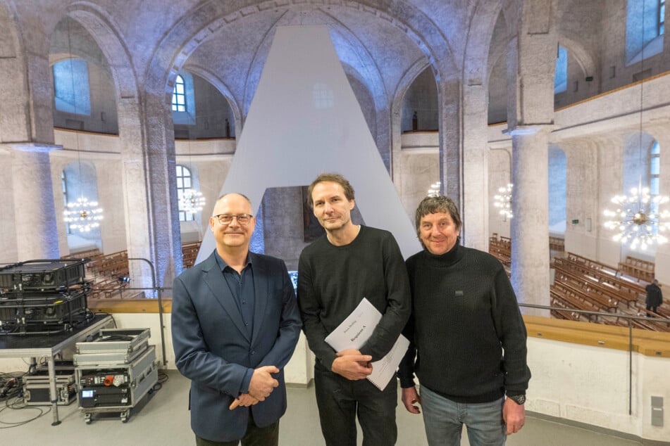 Kreuzkantor Martin Lehmann (53, v.l.), Komponist Sven Helbig (57) und Veranstalter Stephan Gräber (53) vor der "A"-Installation in der Kreuzkirche.