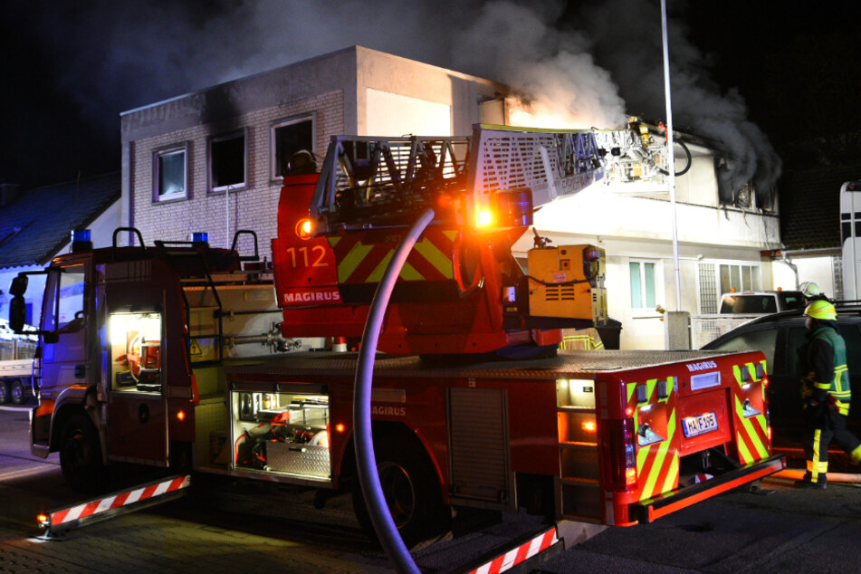 Die Feuerwehr evakuierte 14 Menschen aus dem Mehrfamilienhaus.