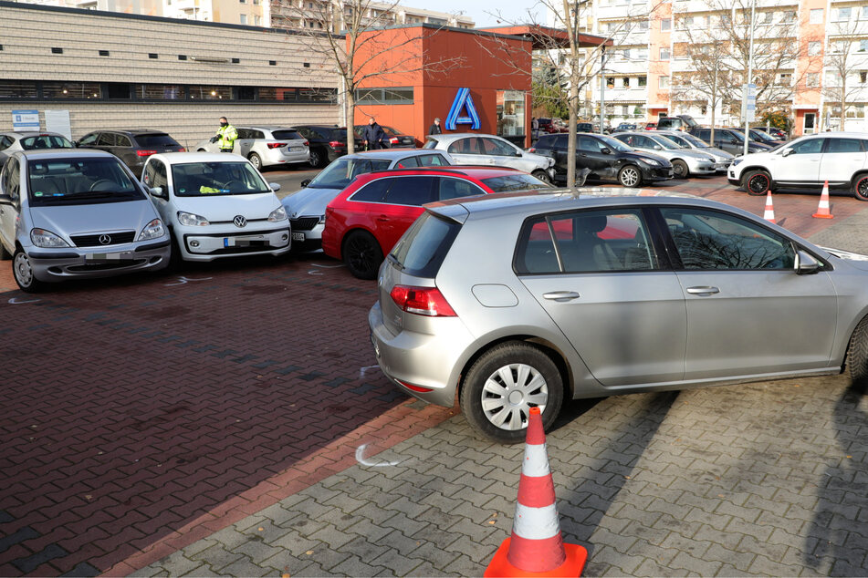 Glücklicherweise wurde bei dem Vorfall niemand verletzt. Allerdings entstand ein erheblicher Sachschaden.