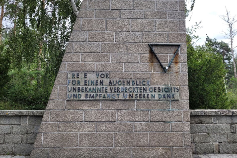 Bronzebuchstaben wurden aus einer Mauer geklaut, die an Inhaftierte des KZs in Langenstein erinnerte.