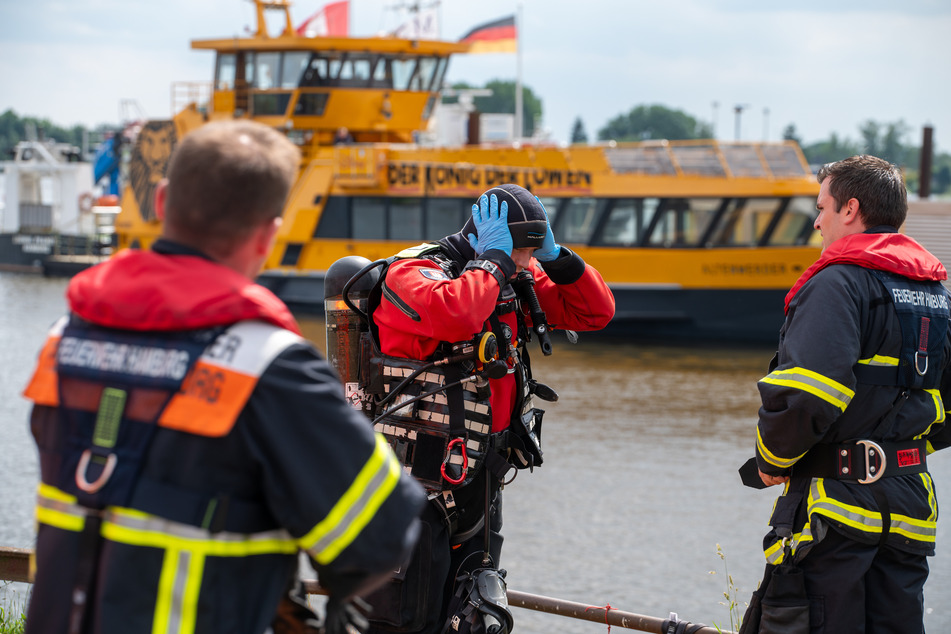 Rettungskräfte am Einsatzort. Die tote Person wurde aus dem Wasser geborgen und in das Institut für Rechtsmedizin gebracht.