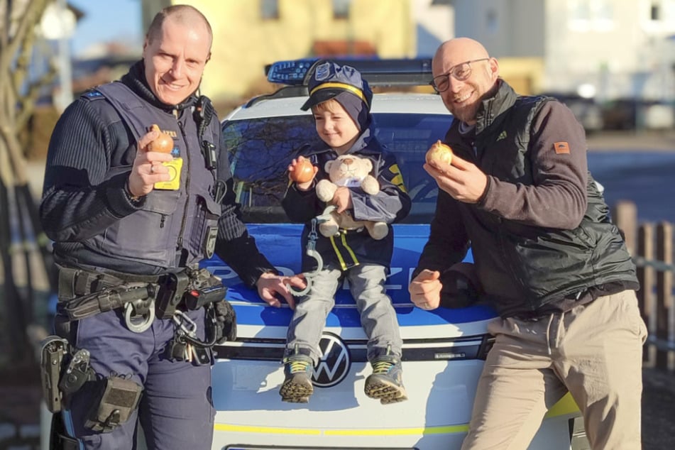 Stolz wie Bolle und bereit, um Diebe zu fangen: Theo (4) zeigt den Polizeibeamten stolz seine Idee für die Verbrecherjagd.