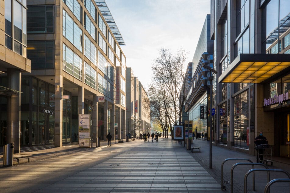 Beliebte Einkaufsmeilen wie etwa die Prager Straße in Dresden bleiben wegen Corona weiterhin leer.
