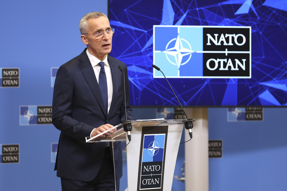 Jens Stoltenberg (64), Nato-Generalsekretär, spricht bei einer Pressekonferenz während des des Nato-Außenministertreffens im Nato-Hauptquartier.