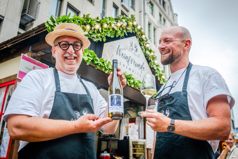 Die "Weinfreunde" Andreas Müller (53, l.) und Francesco Karnapp (38) zeigen einen alkoholfreien Wein aus ihrem Sortiment.