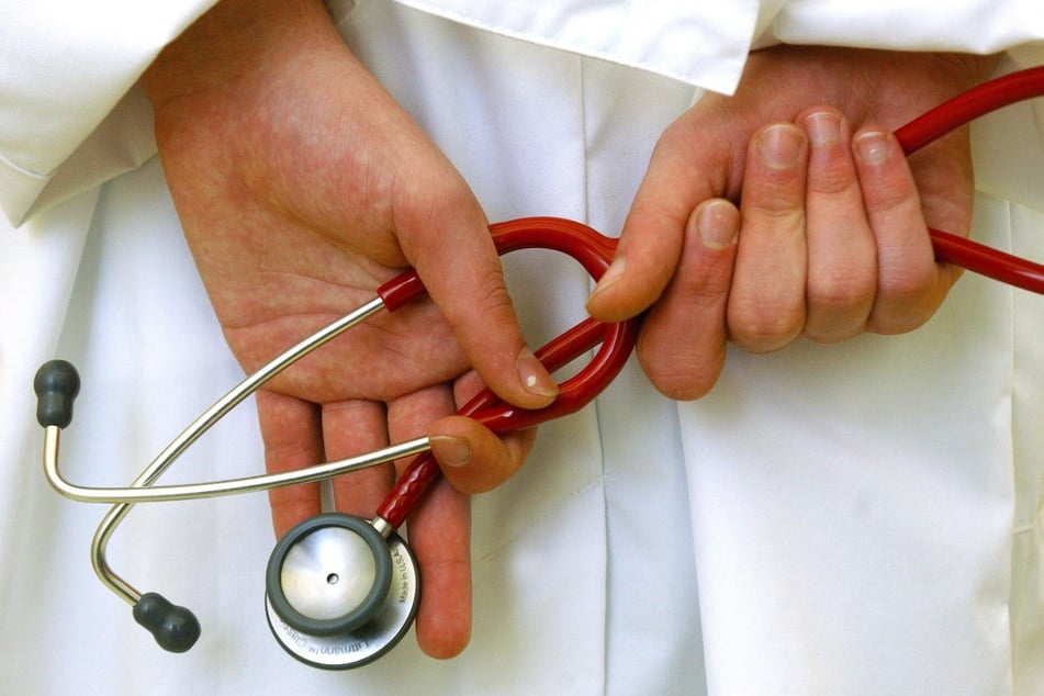 Mehr als 6000 Hausbesuche tauchen in den Abrechnungen auf – doch viele Patienten sollen den Arzt nie gesehen haben. (Symbolfoto)