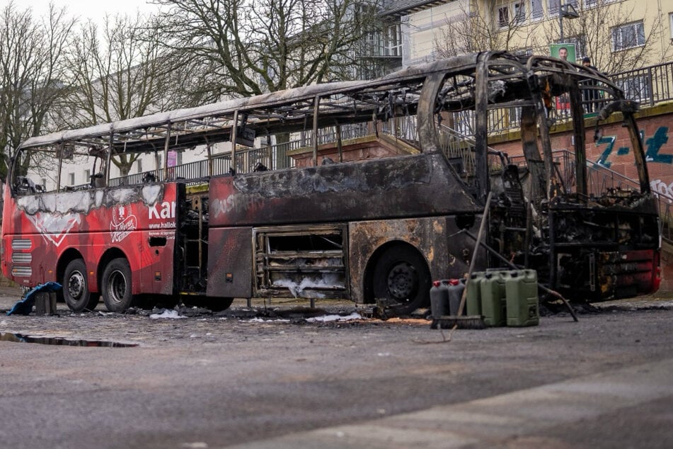 Leipzig: Polizei hofft auf weitere Hinweise: Zeuge will zwei Männer bei Brandanschlag auf HFC-Bus gesehen haben