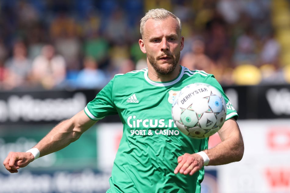 Lennart Thy (33), hier noch im Trikot des PEC Zwolle, ist derzeit der beste deutsche Torjäger weltweit. Für die Lion City Sailors erzielte er bereits 22 Saisontore. (Archivfoto)