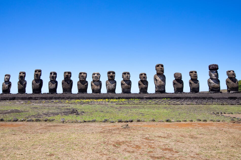 Die Zeremonialplattform Ahu Tongariki im Südwesten der Osterinsel mit 15 Moai.