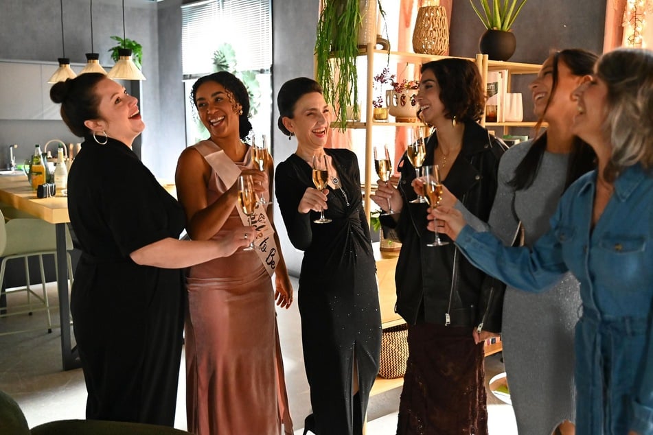 Imani (2.v.l.) feiert ihren Junggesellinnenabschied.