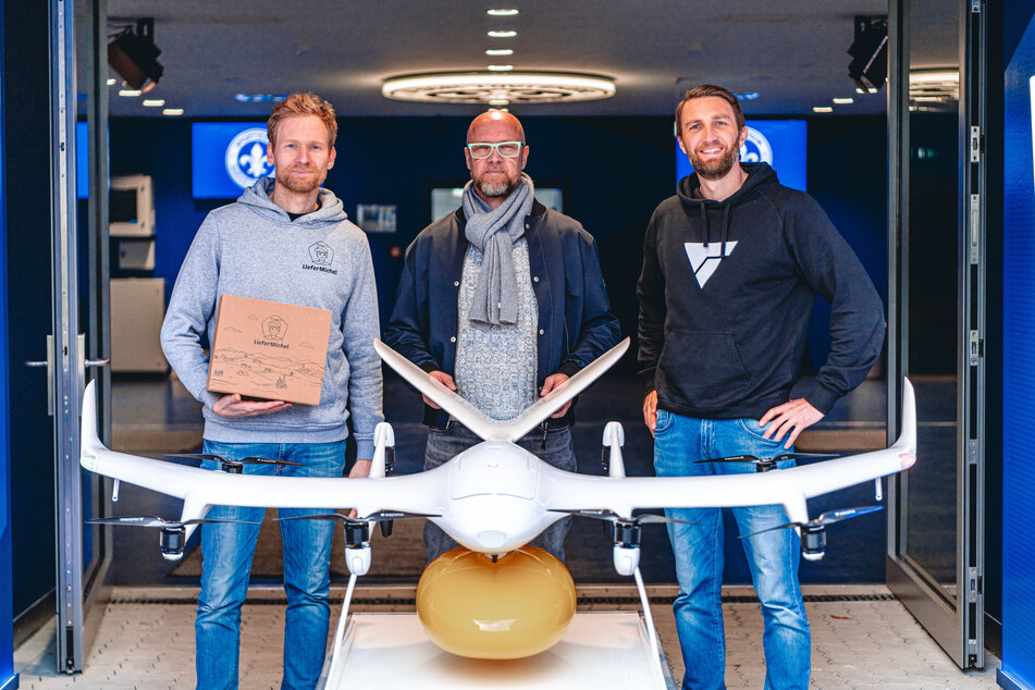Stehen voll und ganz hinter der Drohnen-Lieferidee: Patrick Ackmann (Creative Lead Wingcopter, v.l.n.r.), Martin Kowalewski (53, Geschäftsführer SV Darmstadt 98) und Thomas Dreiling (Communications Manager Wingcopter)