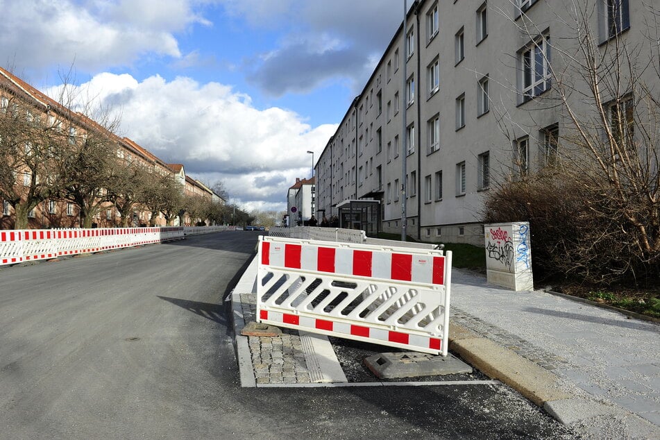 Die Straße auf der Baustelle ist bereits fertiggestellt.