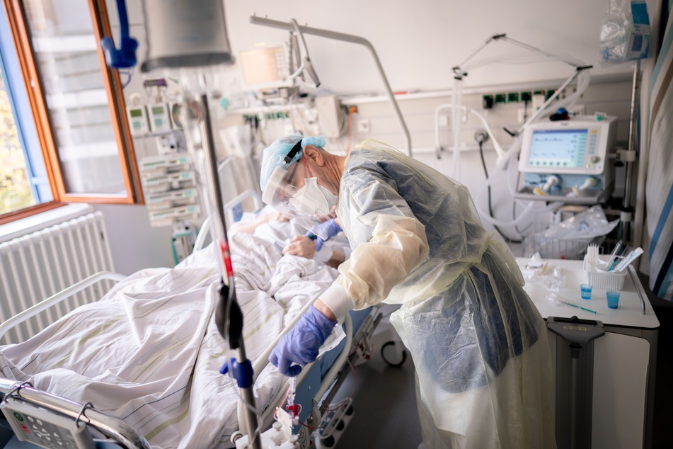 Berlin: Ein Intensivpfleger arbeitet auf der Intensivstation eines Krankenhauses an einer an Covid-19 erkrankten Patientin.