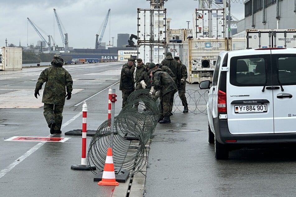 Im Rahmen der Übung "Red Storm Alpha" verlegen Soldaten der Bundeswehr im Hafen Stacheldraht. Landeskommandeur Kurt Leonards fordert mehr Anstrengungen zur Abschreckung Russlands. (Archivfoto)