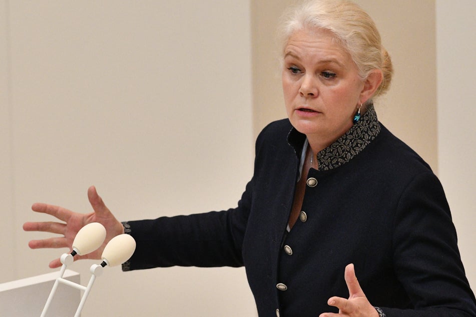 Die Bundestagsabgeordnete Saskia Ludwig (57, CDU) muss sich mit Plagiatsvorwürfen auseinandersetzen.