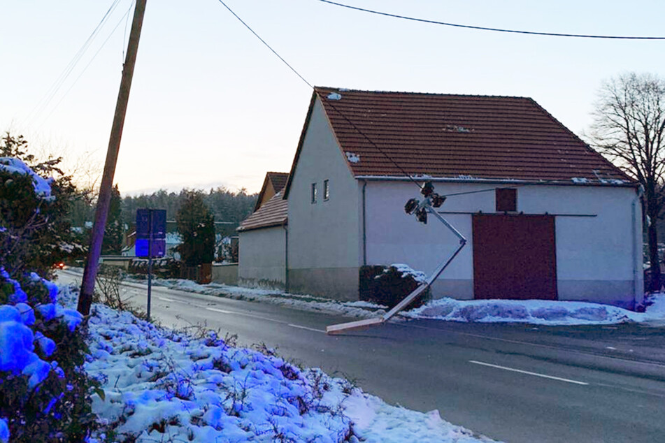 Der Mast zerbrach und blieb in der Stromleitung hängen.