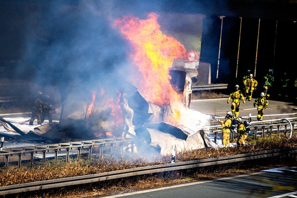 Nach einem Reifenplatzer ist das Führerhaus eines Lastkraftwagens in Flammen aufgegangen.