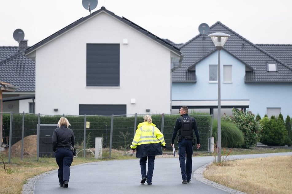 Die Polizei ging von Tür zu Tür, um die Anwohner über ihre Evakuierung zu informieren.