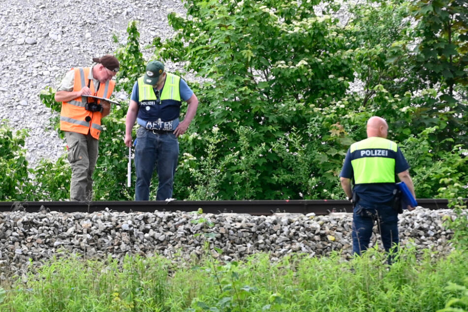 Polizeibeamte untersuchen den Gleisbereich der verunglückten Regionalbahn. Tage nach dem schweren Zugunglück mit fünf Toten ist die Ursache immer noch unklar.