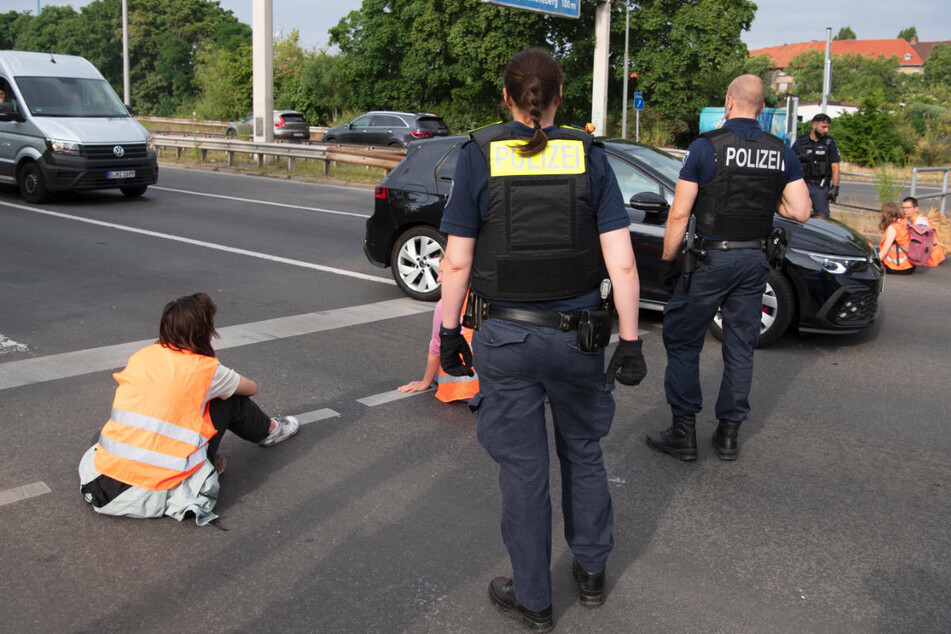 Am Dienstag haben Mitglieder der "Letzten Generation" erneut mehrere Autobahnauffahrten in Berlin blockiert. (Archivfoto)