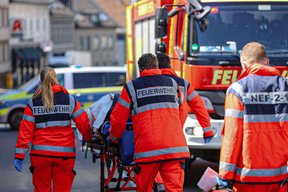 Die 39-Jährige wurde nach dem Unfall in Wuppertal am Montagvormittag von Rettungskräften in ein Krankenhaus gebracht. Sie hatte schwere Verletzungen erlitten.