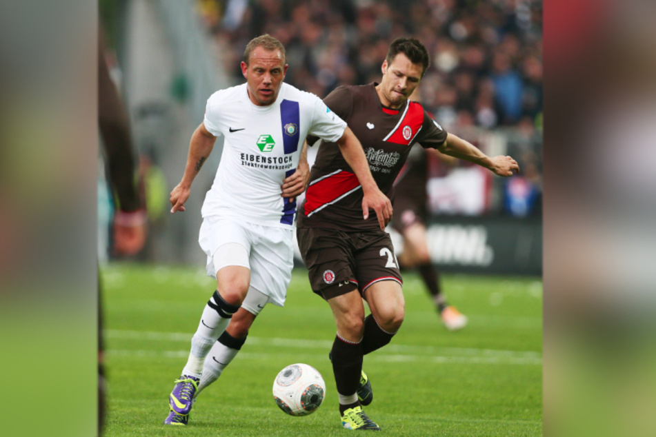 11. Mai 2014: Sören Gonther (r.) für den FC St. Pauli im Zweikampf mit dem damaligen Auer Frank Löning.
