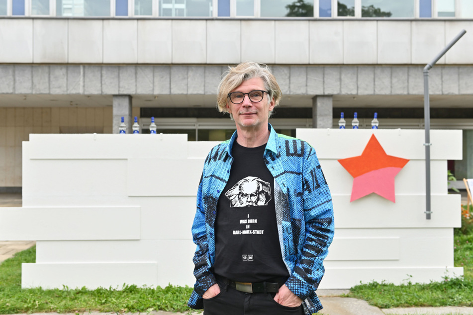 Der Künstler Joerg Waehner (59) vor seiner Skulptur MIES meets MARX "Revolutionsdenkmal in Plattenbauweise"