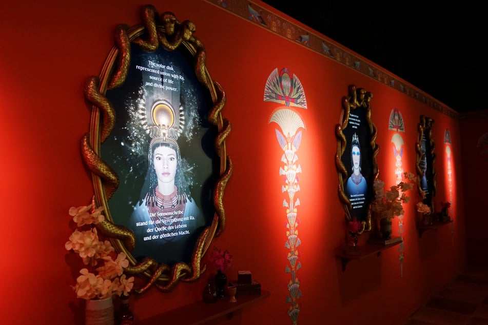 Was nutzte Kleopatra eigentlich als Make-up und was bedeutete ihre Flechtfrisur? Antworten auf diese Fragen liefern drei bewegte Darstellungen der Herrscherin.