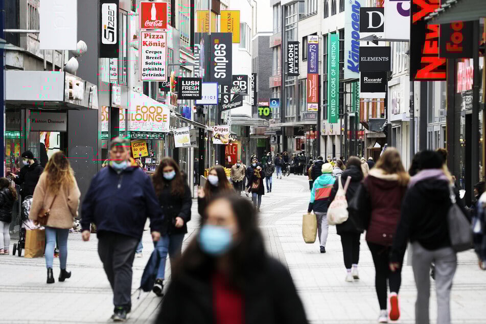 In NRW-Kommunen mit einer stabilen Sieben-Tage-Inzidenz unter 100 wird Einkaufen im gesamten Einzelhandel ohne vorherigen negativen Corona-Test wieder möglich.