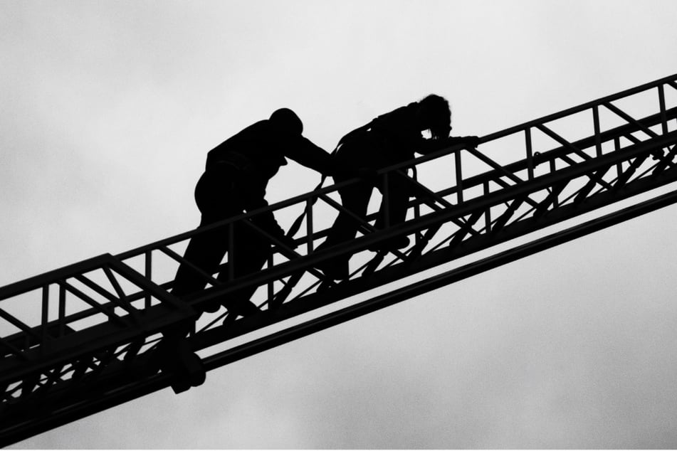 Arbeiter sitzt stundenlang in 23 Metern Höhe fest, dann kommt endlich Rettung
