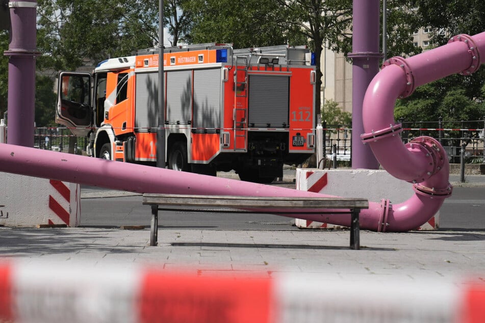Bus brettert in oberirdische Wasserleitung: Feuerwehr mit Kränen im Einsatz